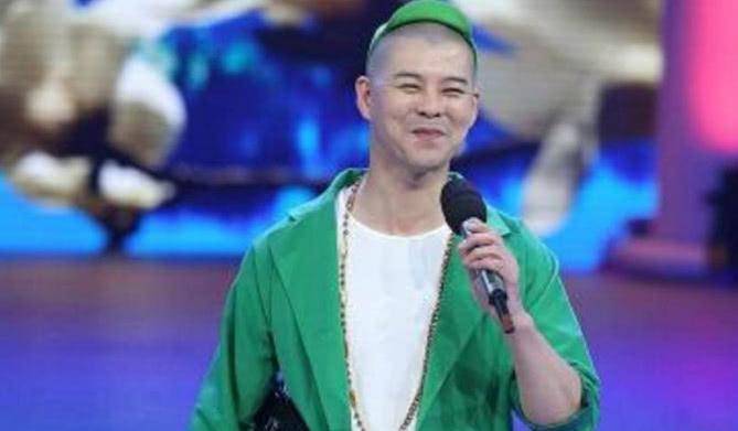 虽然上了一次春晚,但是王小虎对于大众而言,在师傅赵本山和范伟两个人