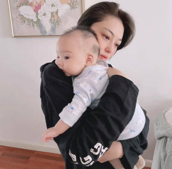 男子凌晨晒张馨予近照,抱娃动作熟练标准,眼神温柔母爱爆棚_何捷_孩子