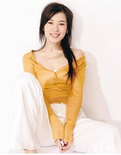 余男为宣传环保拍写真,全身摸泥巴,造型独特,令人佩服!