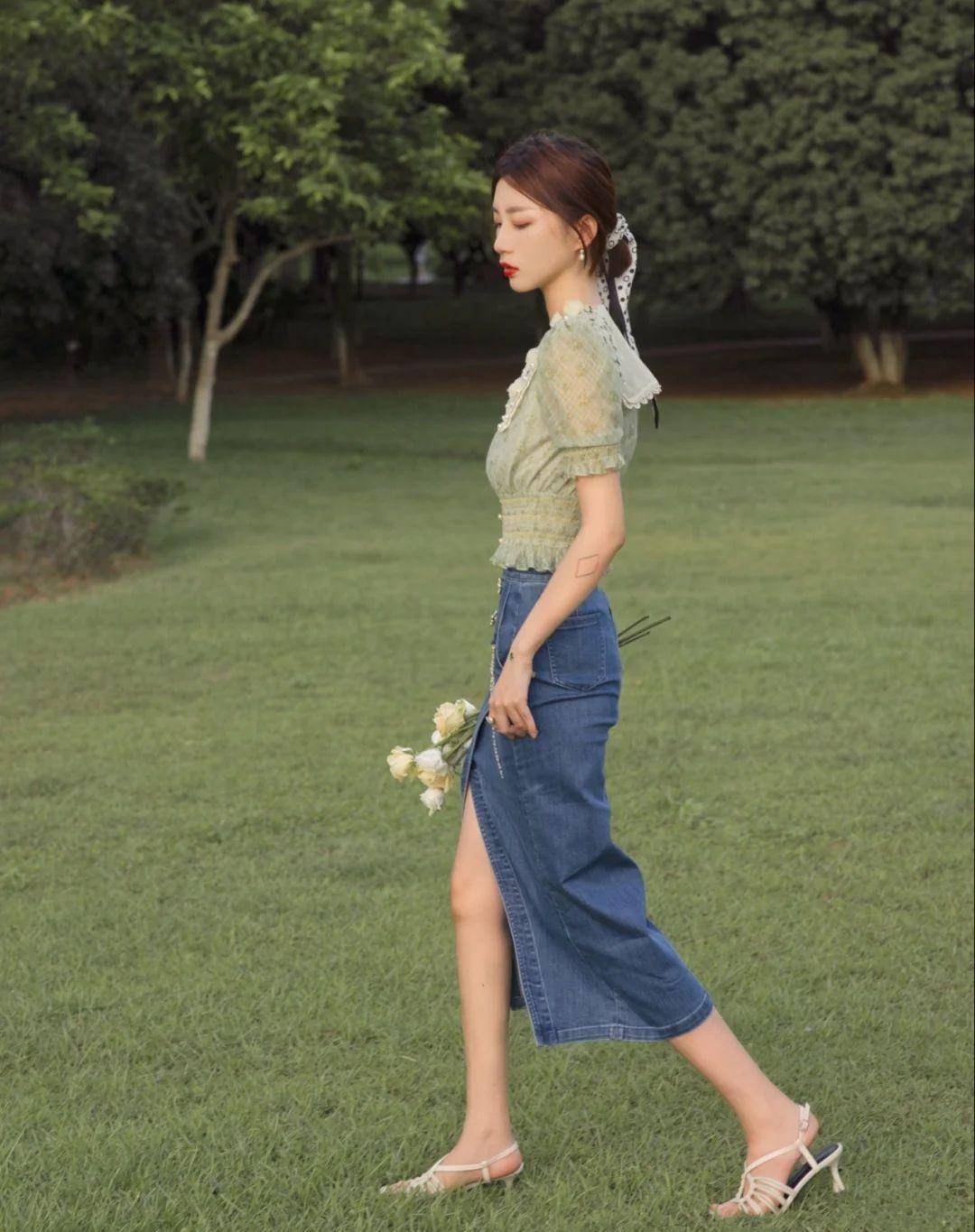 轻熟风穿搭,除了考虑配色外,还要注意单品的版型,罗勒绿色的上衣,要选