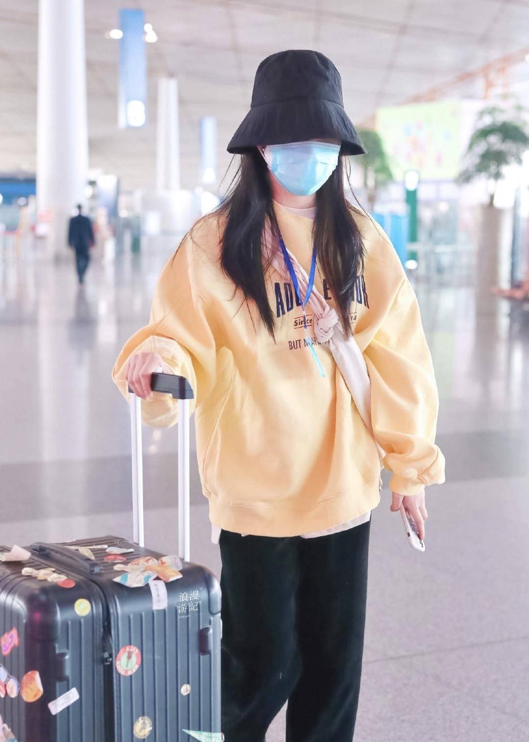 原创初恋脸女星章若楠走机场灰卫衣蓝帽子美到发光网友爱死她了