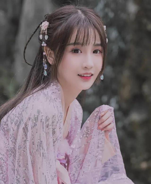 对于自身容颜不输圈内女星的杨清柠来说,她也算是