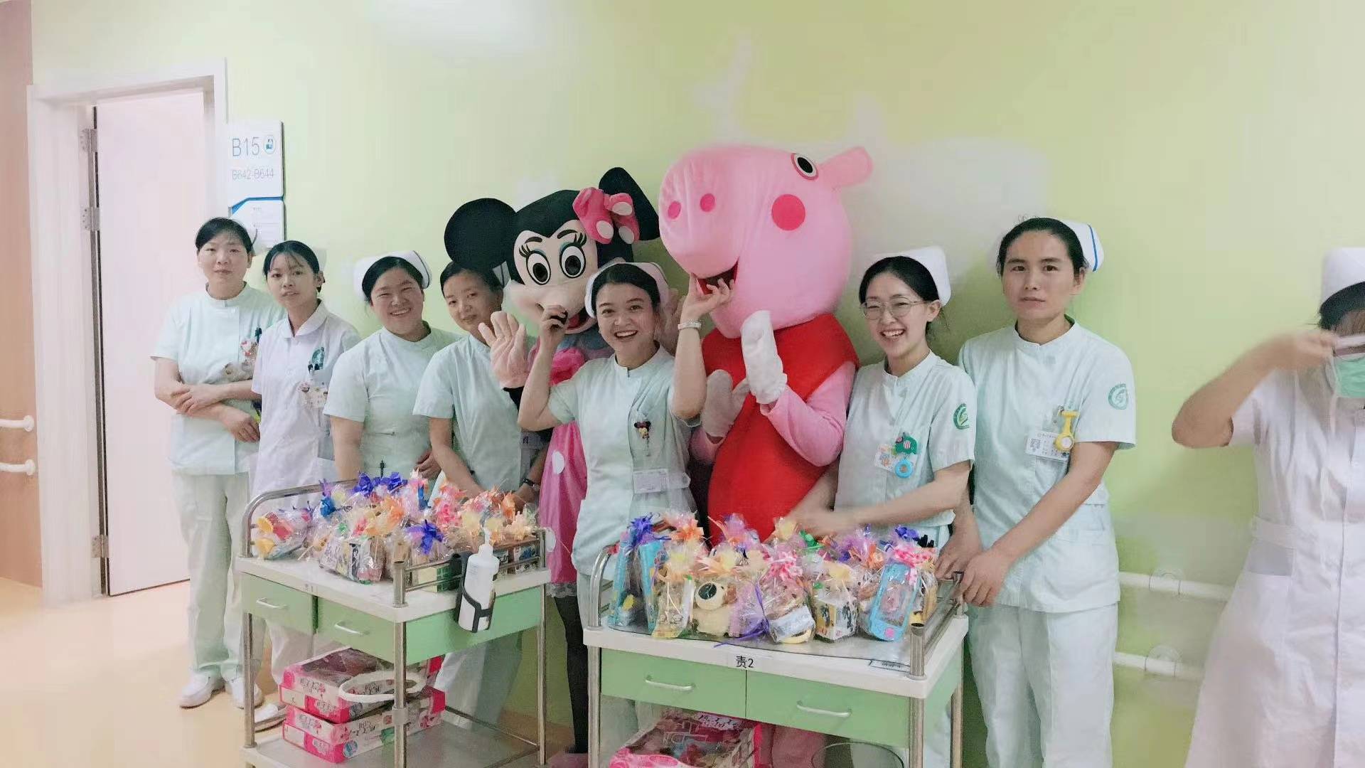 在病区墙面上,她们张贴了一处处色彩明亮,天真烂漫的儿童卡通画,让