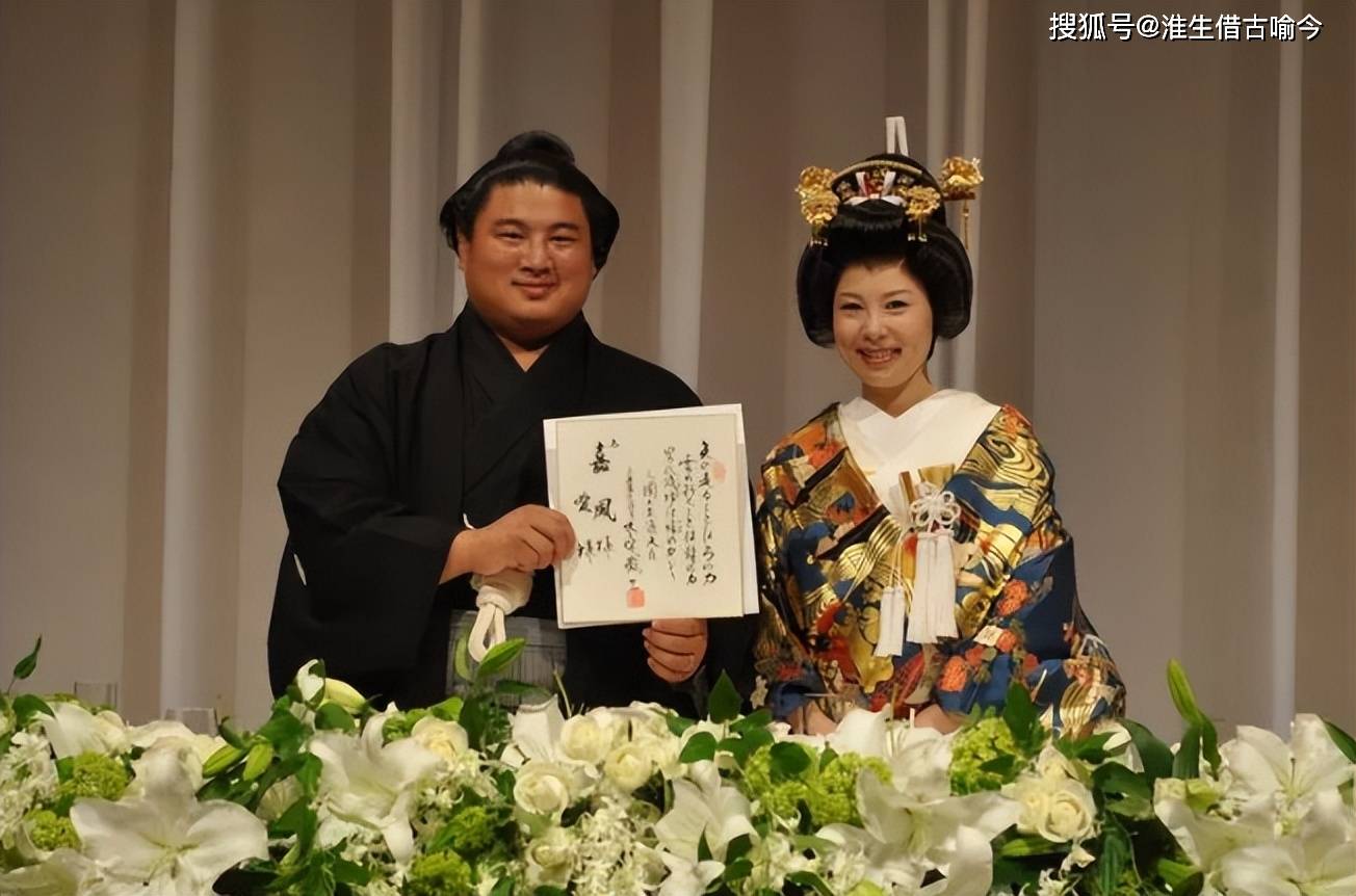 依然有人敢"顶风作案",这个女人就是相扑选手嘉风雅继的妻子大西爱