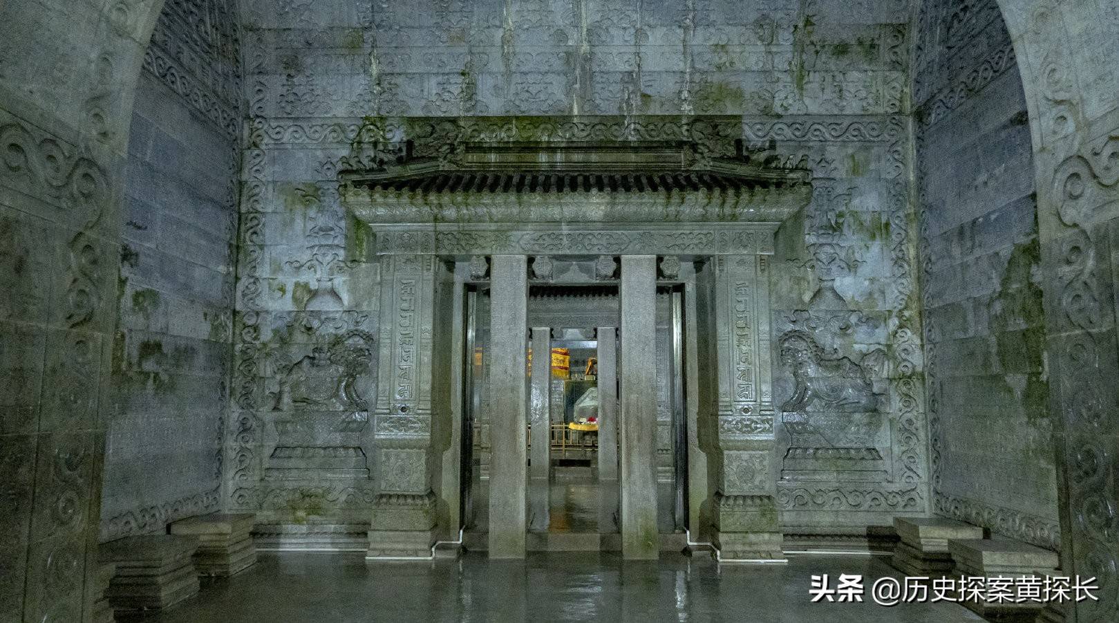 乾隆墓室裕陵的里里外外到处是尸骨,方城上,月台上,墓道里,地宫中,真