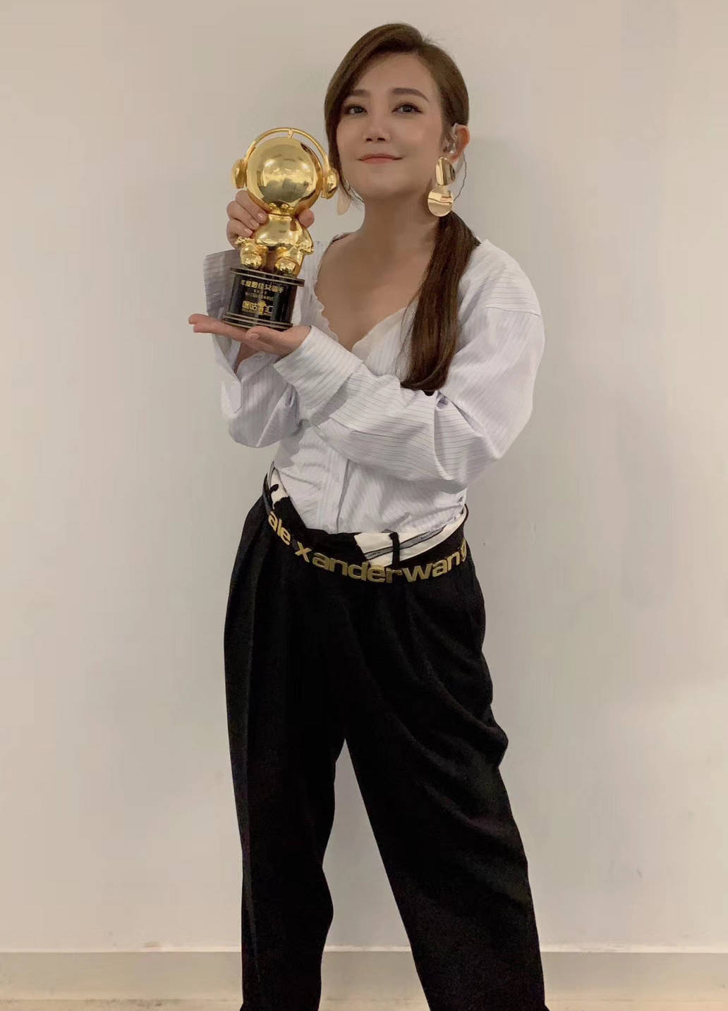 梁静茹离婚后气质开挂咖色大衣显白衬高太会穿155身高直逼170