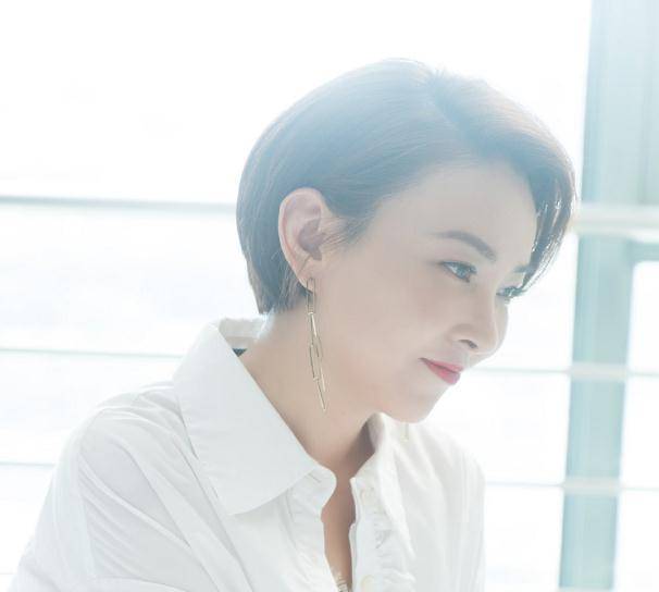 因戏生情,是张嘉译第一任妻子,38岁再婚嫁富豪隐退_刘威葳_李梅_强势