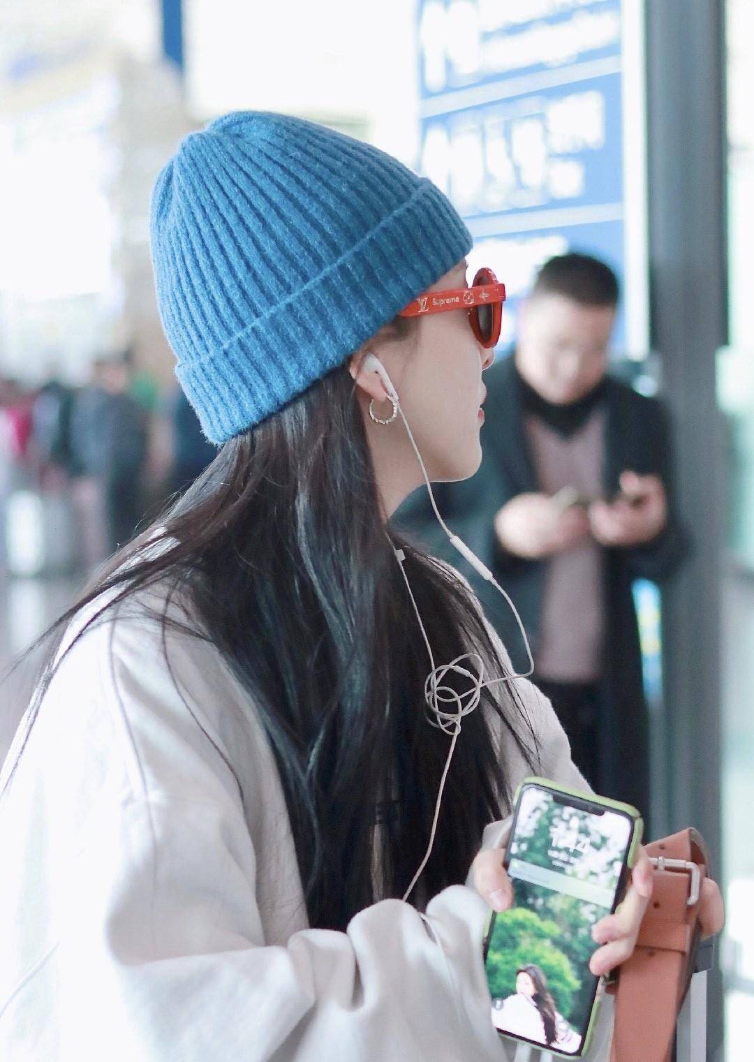 初恋脸女星章若楠走机场,灰卫衣蓝帽子美到发光 网友:爱死她了_look_