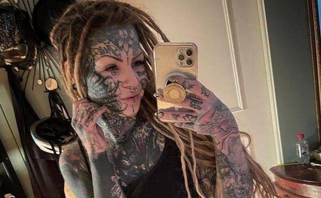 原创芬兰妈妈钟情黑色风格纹身全身各处涂黑网友居然称其漂亮