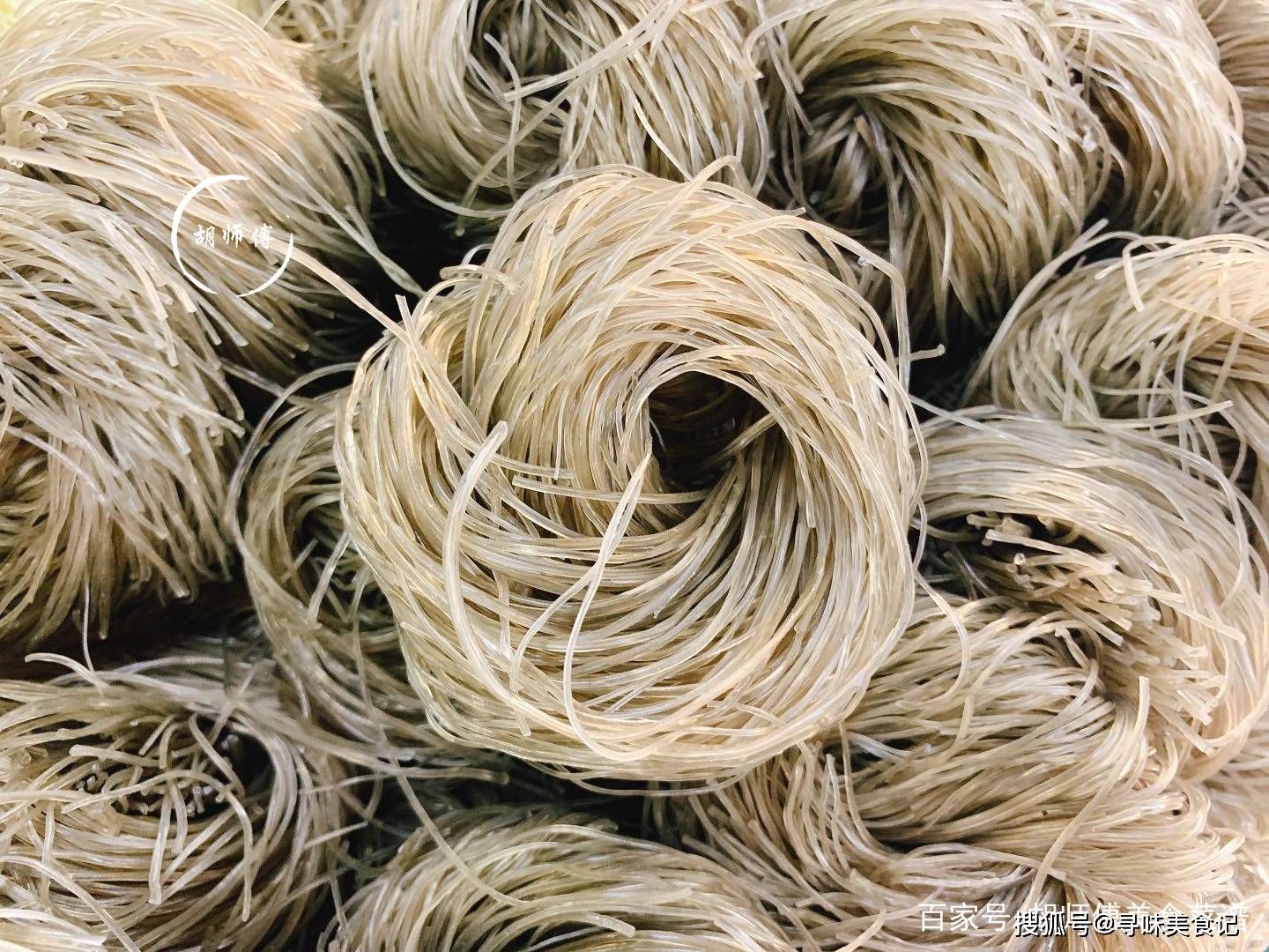 黑粉条,是将红薯粉碎,过滤,晒干,打浆糊,漏丝,冷却,晒干而成的黑粉丝
