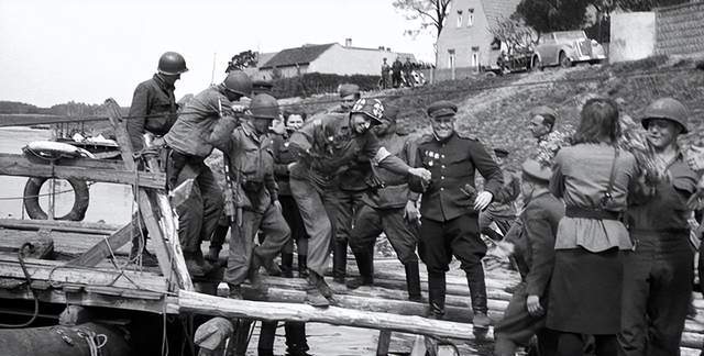 二战中的一次著名会师:美苏易北河会师_罗伯逊_苏军_托尔高