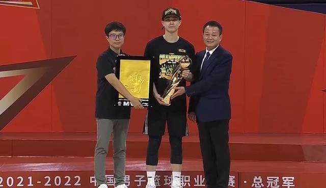 最后辽宁男篮以总比分4-0轻松淘汰广厦,夺得2021-2022赛季cba总冠军