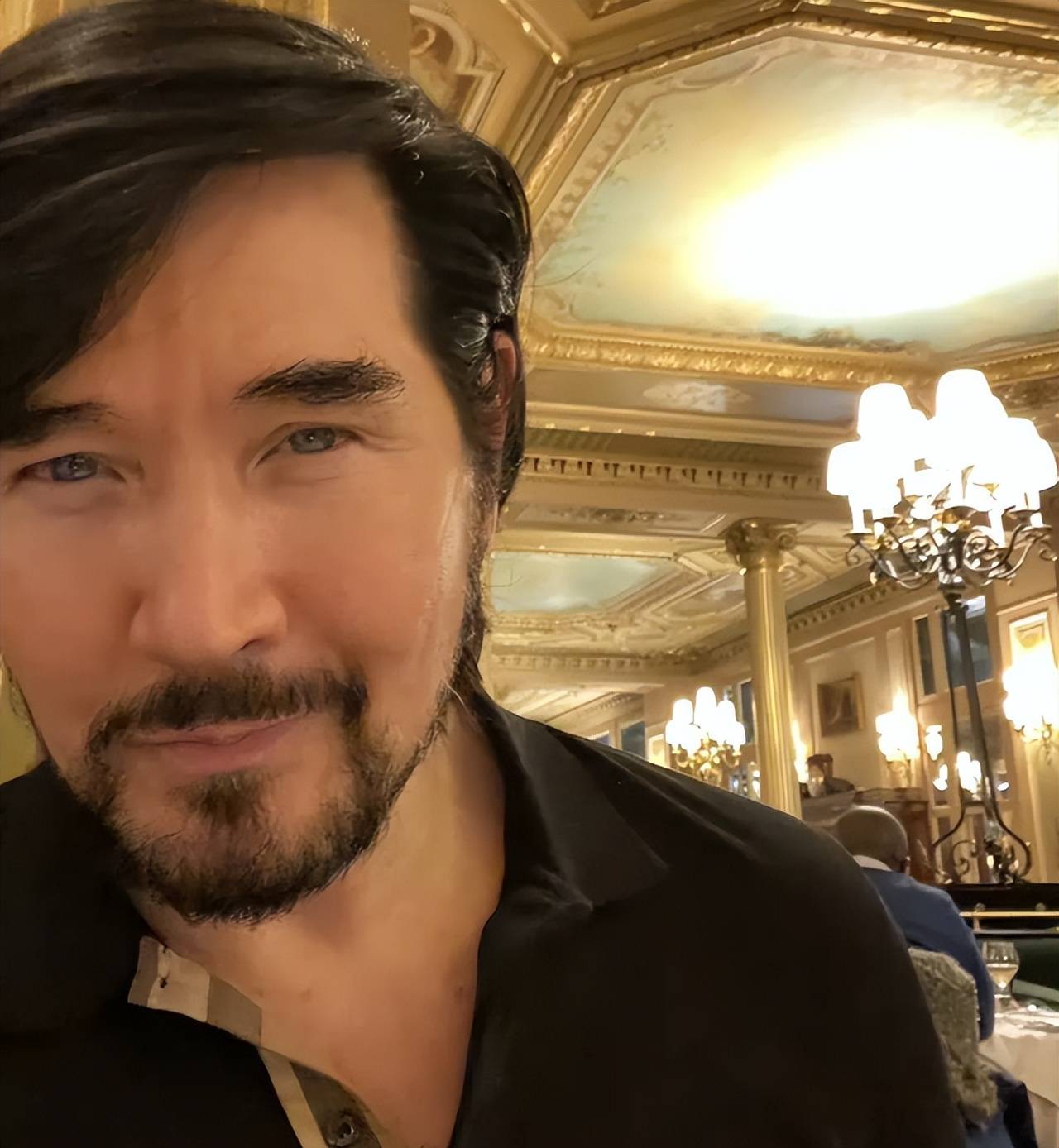 原创父母离异姐姐去世挚爱分手离去62岁的费翔仍是孤身一人