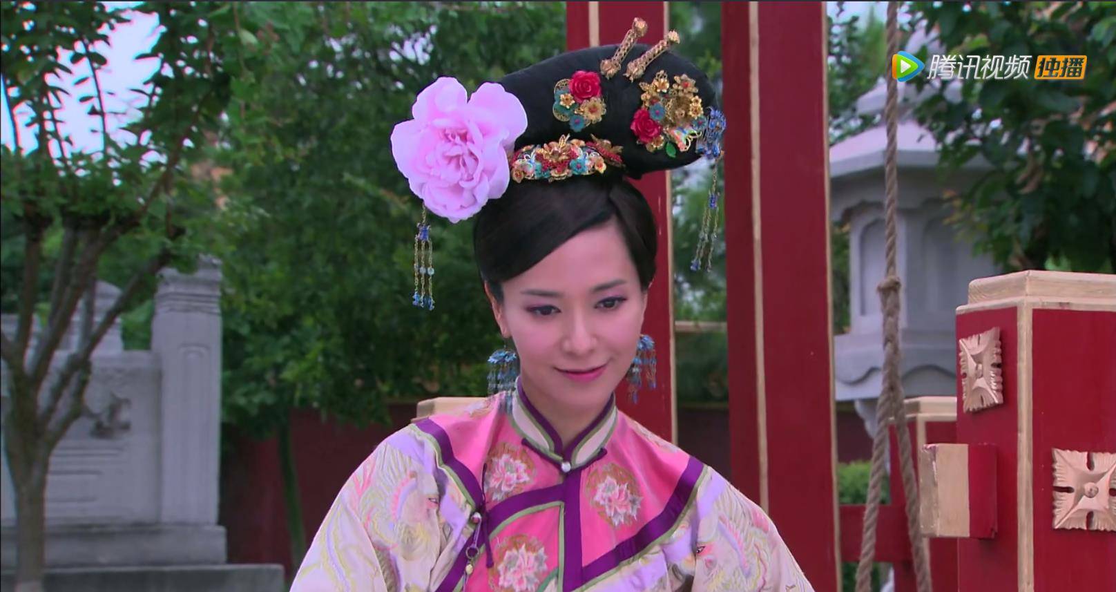 原创宫锁心玉中僖嫔换过十套旗装荷叶领极优雅滑轮舞服最惊艳