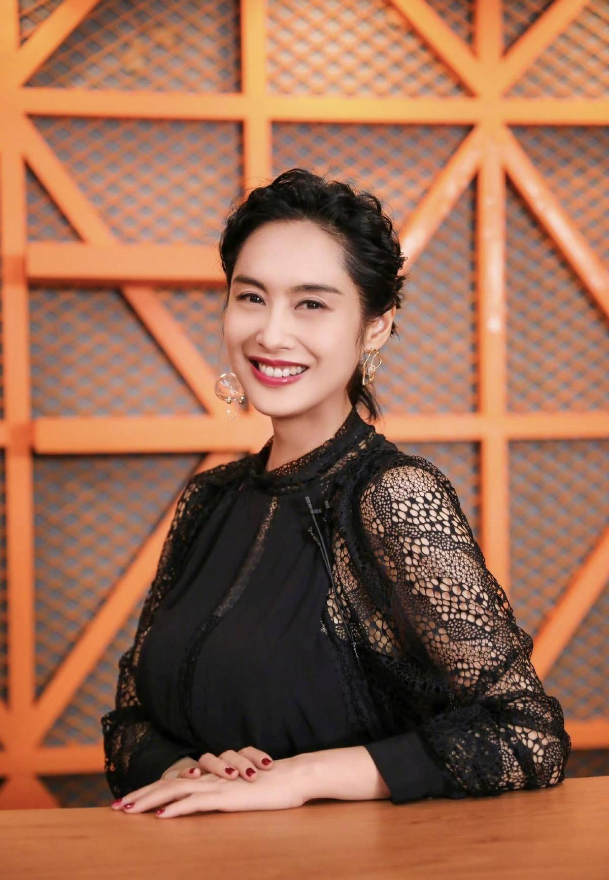 原创朱茵主演惊悚电影杀青妖披人皮也太刺激50岁的她还能演大女主