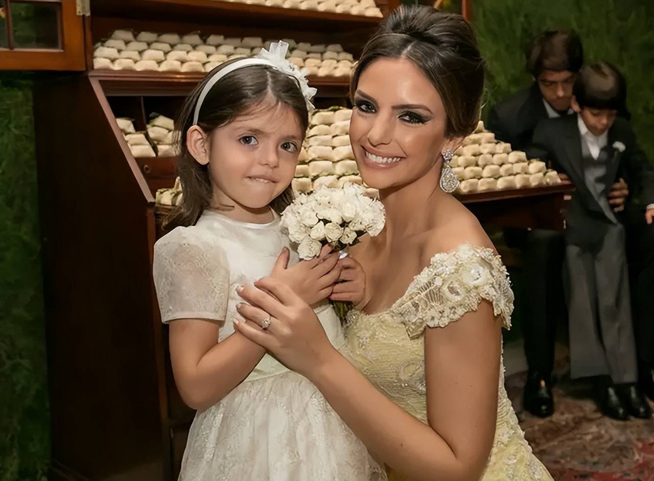 两人在相恋3年后走进婚姻的殿堂,婚后卡罗琳娜为卡卡生下一个女儿.