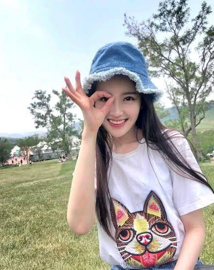 原创张新成刚刚爆火恋情就被曝光女友是嘉行旗下的她长相酷似佟丽娅