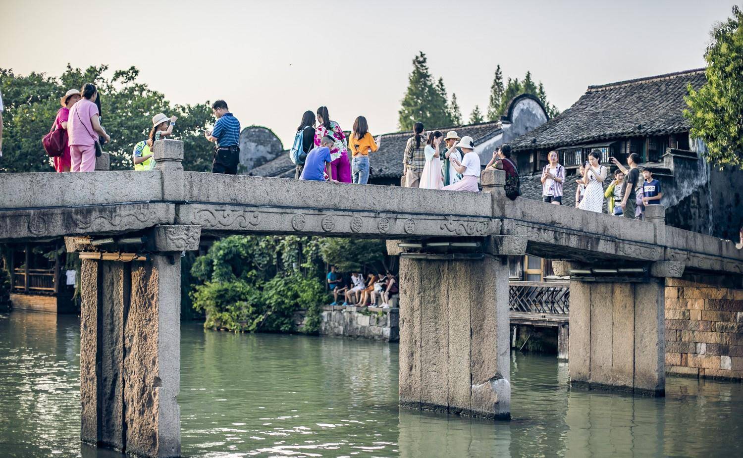 中国最会赚钱的古镇，为什么明知它是假的，千万游客还如此痴迷？