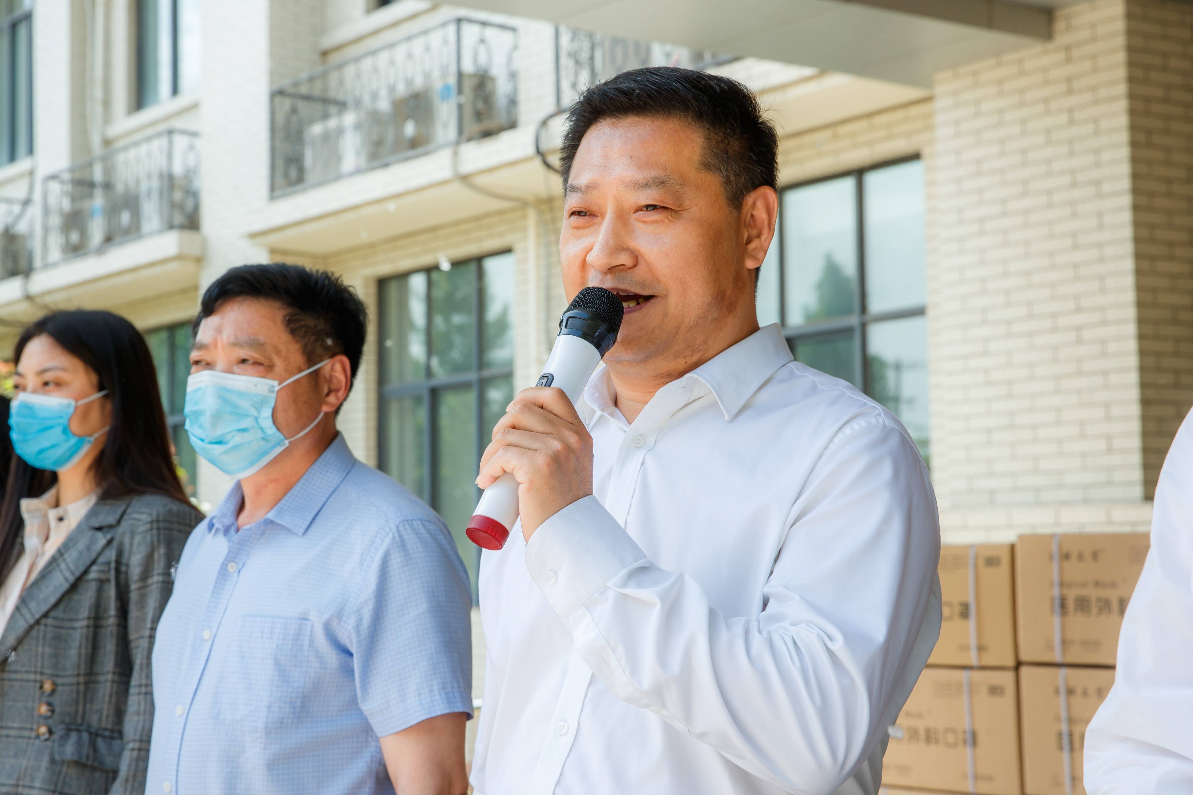 单恒伟带领浙荣科技产业集团为河南科技大学捐赠50万只防疫口罩