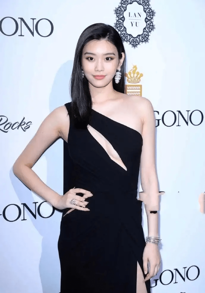 原创奚梦瑶实力证明就算穿黑色也不一定显瘦穿着抹胸肩膀宽太多了