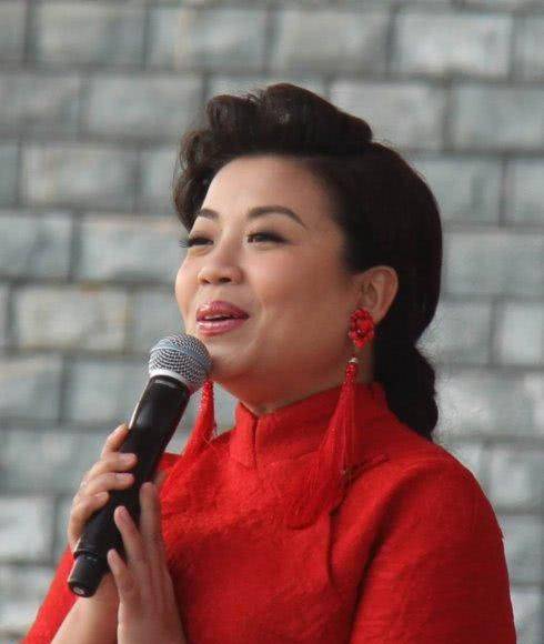 独树一帜的歌唱家,李谷一女儿,19岁荣登春晚,52岁张也无人娶