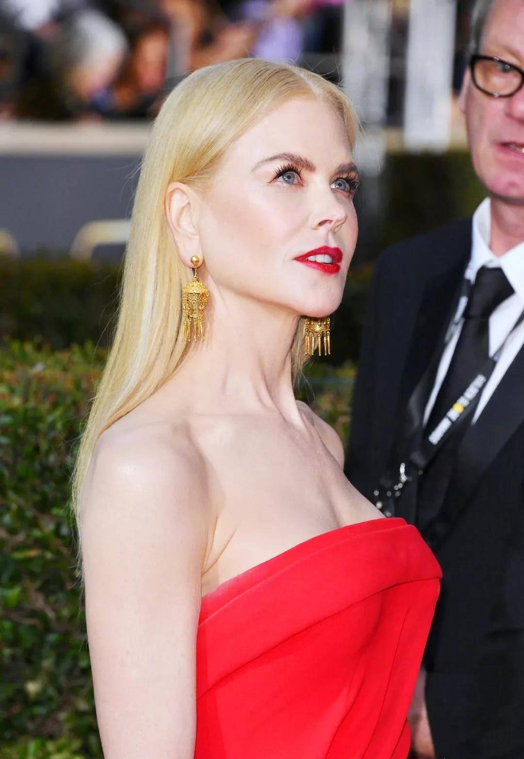 原创53岁的妮可基德曼气质太美一身白衣干练优雅不打针的脸真实美