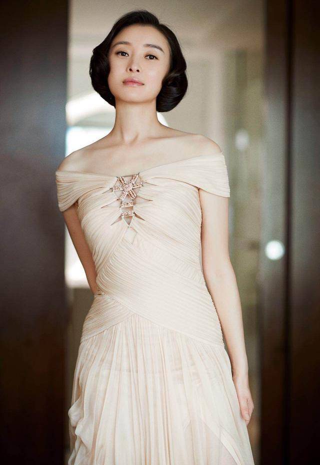 至今未婚的11位大龄女明星,个个情路都坎坷,最大62岁,最小43岁_秦岚