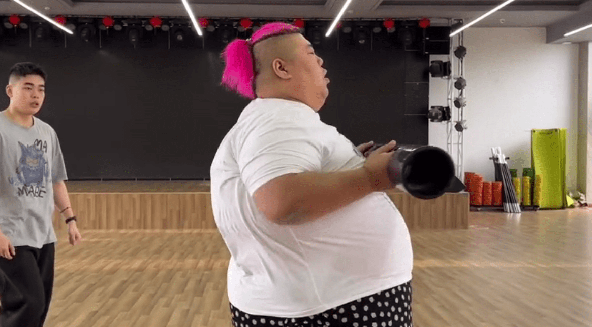 原创500斤胖猴仔偷吃泡面被抓满脸委屈如同小媳妇网友活该胖死