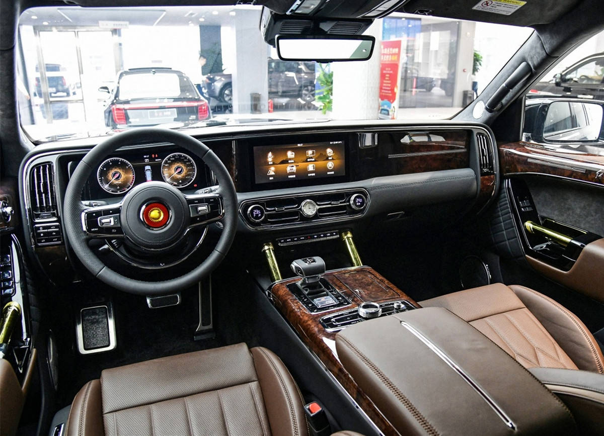 内饰方面,红旗ls7采用了比较古典的设计风格,黑棕双色搭配,辅以金色