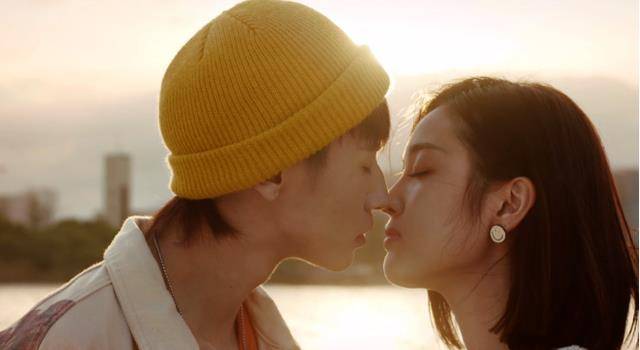 原创纯情人设小鬼因不雅动作被嘲立单身人设被扒与女生恋情照