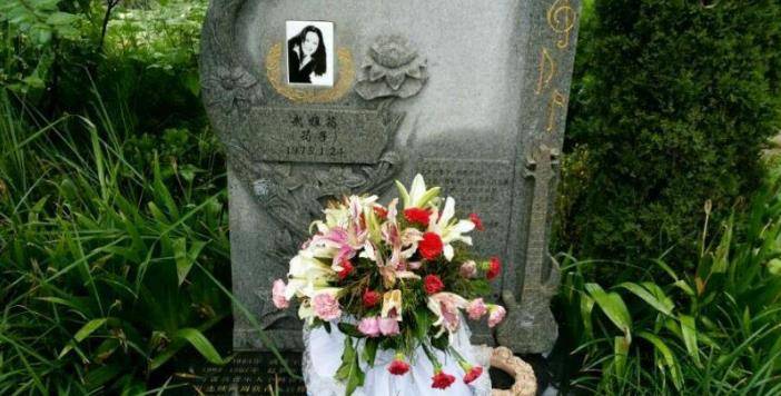 原创汪峰和章子怡的初恋都英年早逝汪峰在她墓碑上刻了一首情诗