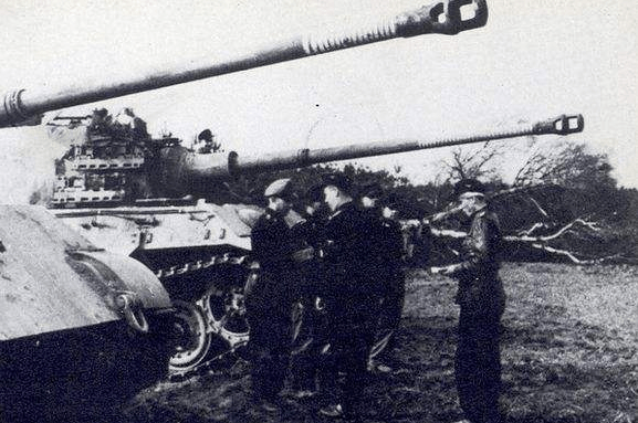 原创1944年德国虎王坦克王牌指挥官卡尔鲍曼一战击毁敌军57辆坦克