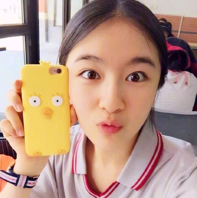 李兰迪上体育课被拍,当她与女同学面对面站立,鼻子成全脸之光_时候