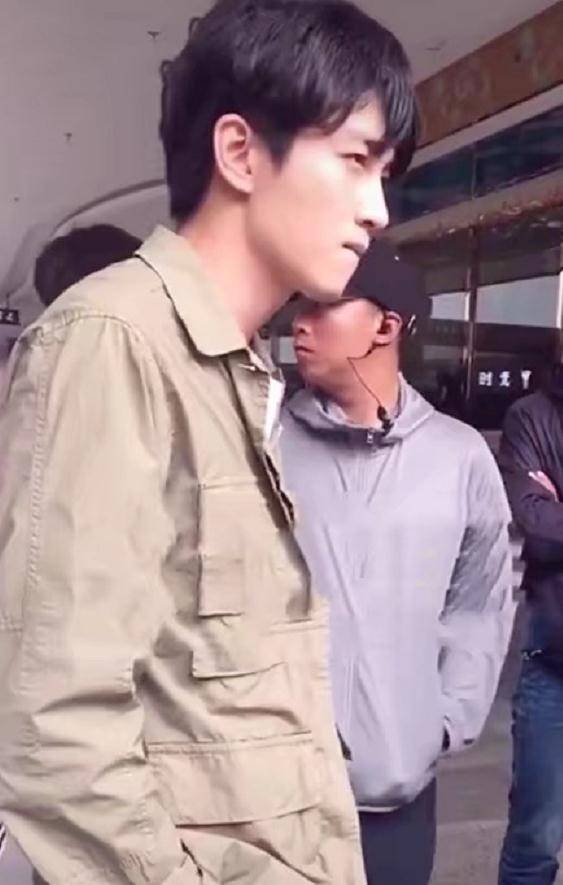 将目光放在前段时间陈晓机场露面的这个形象上看,穿着一件风衣的选择