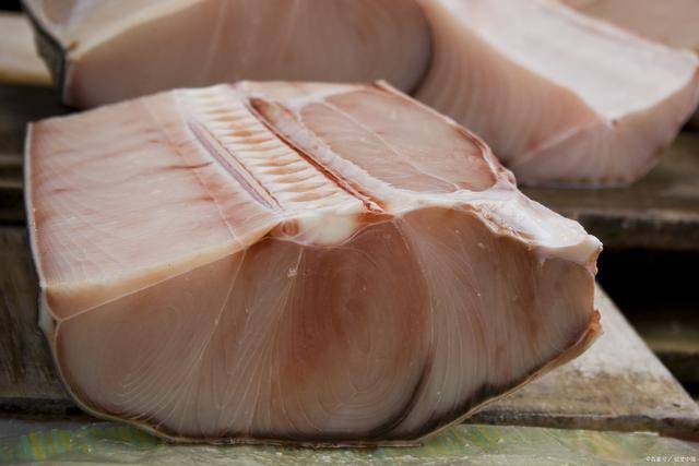 日本超市摆卖巨大的"鲨鱼头",鲨鱼肉居然如此便宜?_捕捞_价格_鱼肝