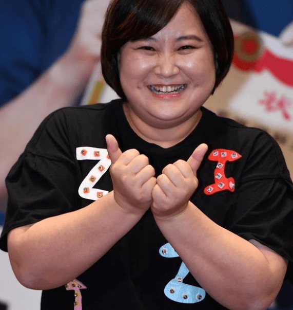 低调了37年,63岁冯巩老婆近照曝光,原来是我们熟悉的她_艾慧_家庭