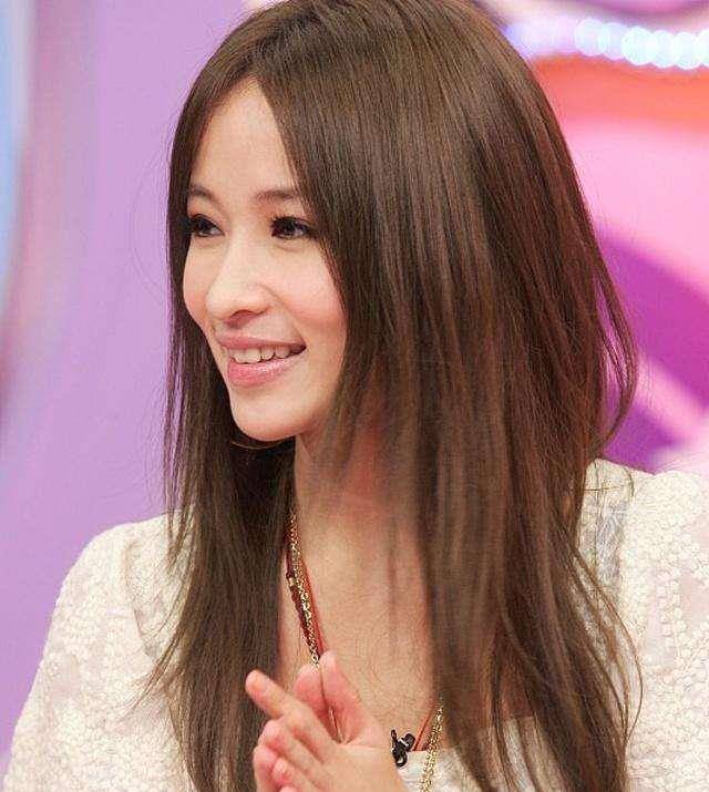 其实刨除萧亚轩拥有年轻男友的这个特质以外,她的皮肤状态也一直深受