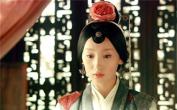 哪知那个人把刀插在背后,腾出手来,将妙玉轻轻地抱起,轻薄了一会子,便