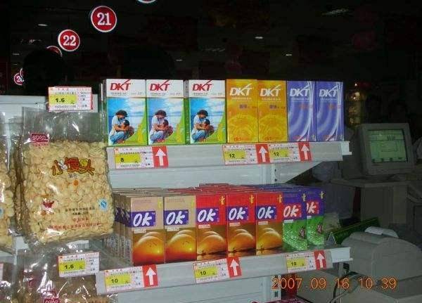 一般来说,很多超市和便利店,都喜欢将避孕套之类的商品,放在收银台