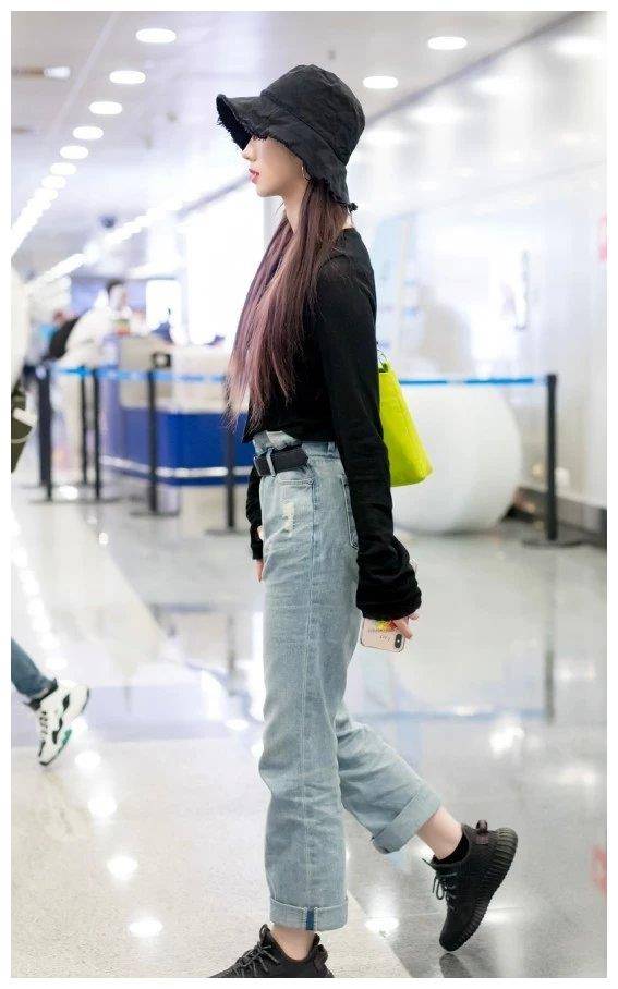 原创说孟美岐腿粗的来看看卫衣搭配五分裤这腿又白又细我慕了