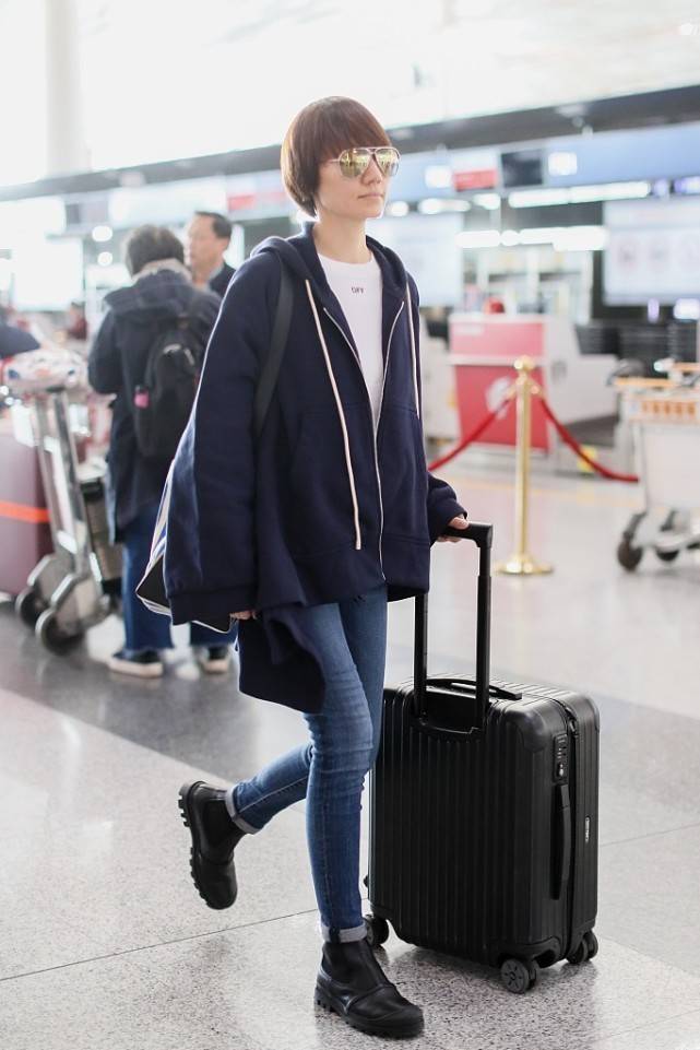 袁泉的穿搭好素气条纹卫衣配牛仔太舒服了接地气又时尚