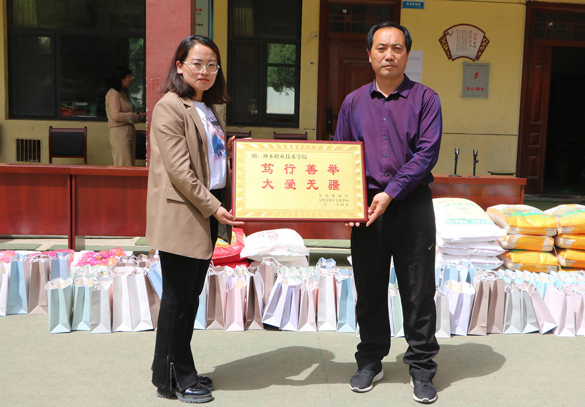 金明寺九年一贯制学校开设9个教学班,在校学生169名.