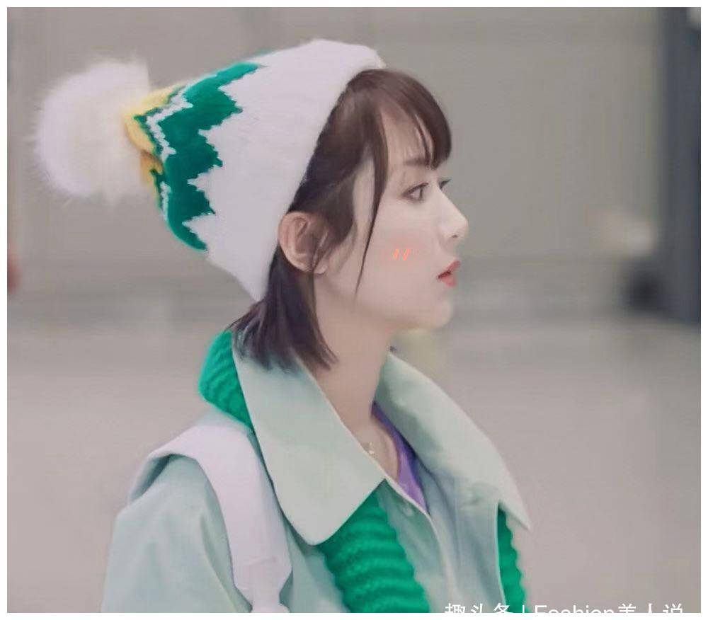 原创佟年杨紫活动新照粉t搭半身白裙清新甜美显露少女心