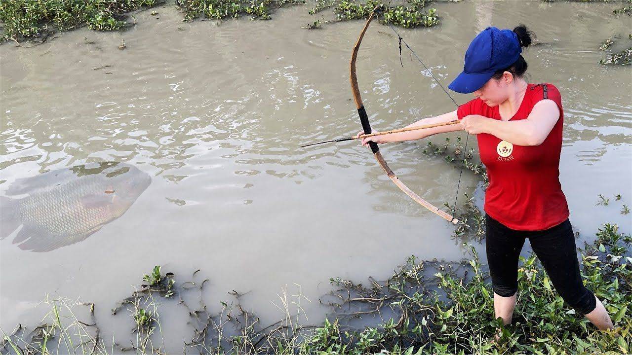 农村小妹竟然用自制弓箭射鱼这命中率不去国家队太可惜了