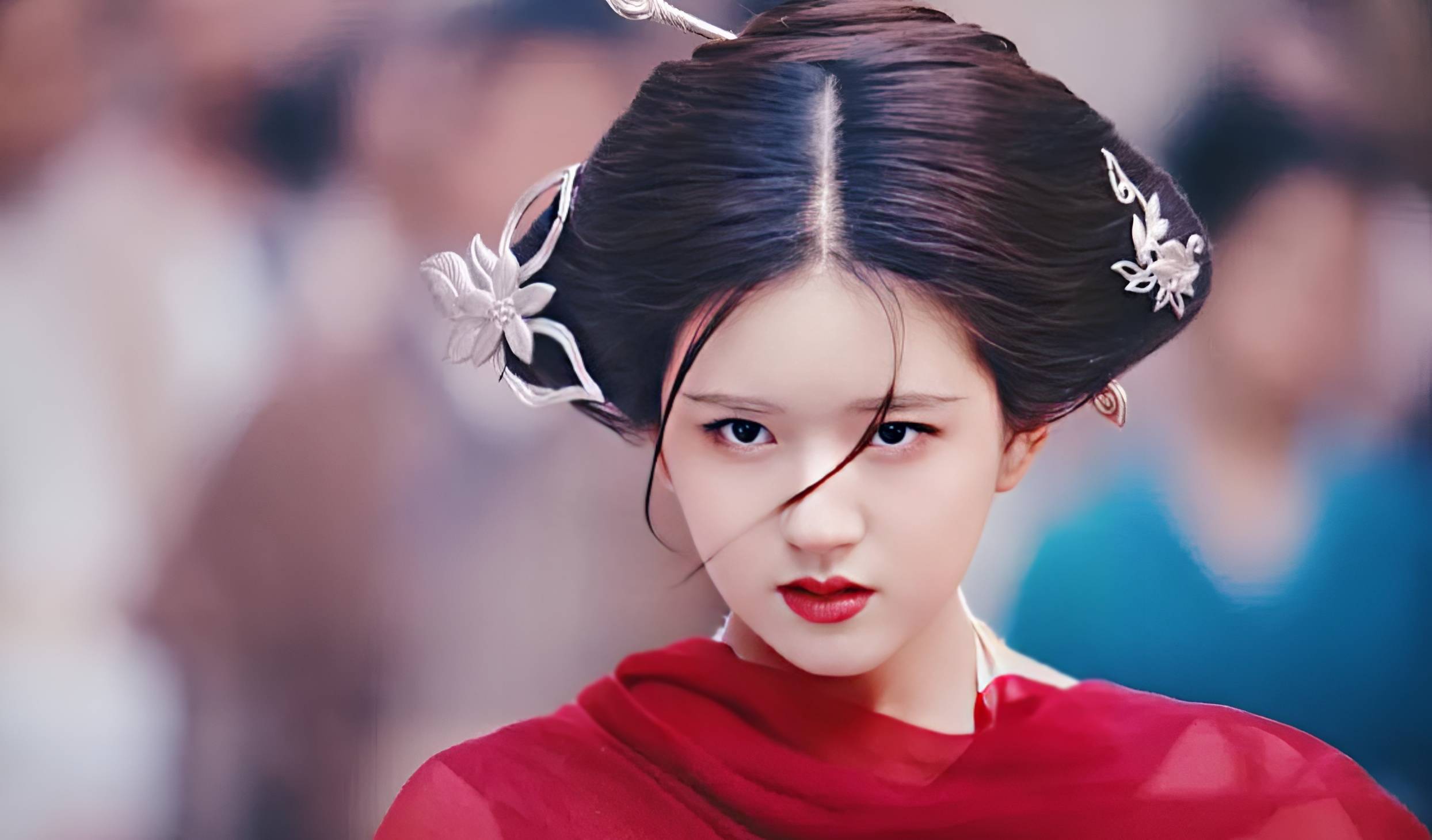 说起惊艳,不如参考一下《传闻中的陈芊芊》的红衣造型:倒是适合去演