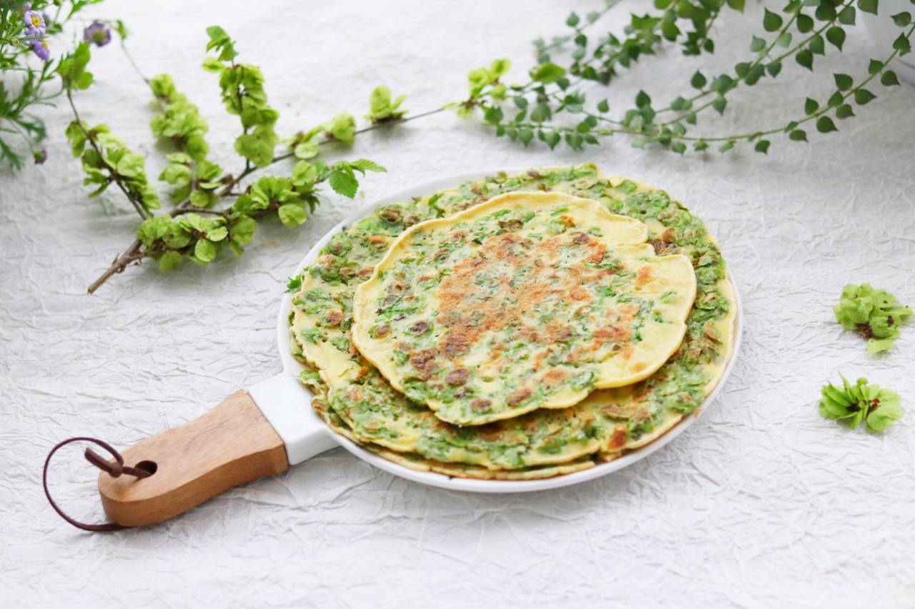 原创10分钟就能做好的榆钱鸡蛋饼清香美味是大自然的馈赠
