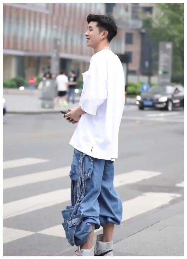 原创小哥哥造型绝了裤子里还堆了两条牛仔裤一般人不敢尝试