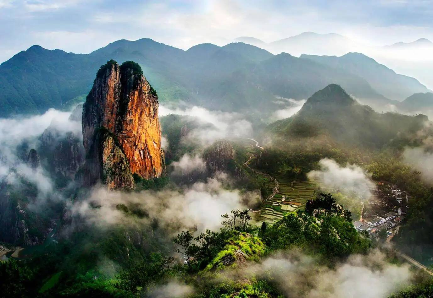 浙江以山水奇秀闻名的一座山，是避暑名山