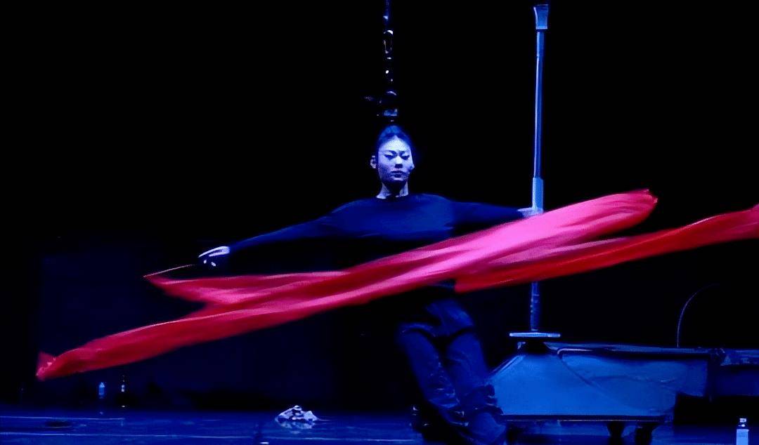 顾名思义,表演者需要把头发编成辫子,用绳子吊起来后升到半空中,身体