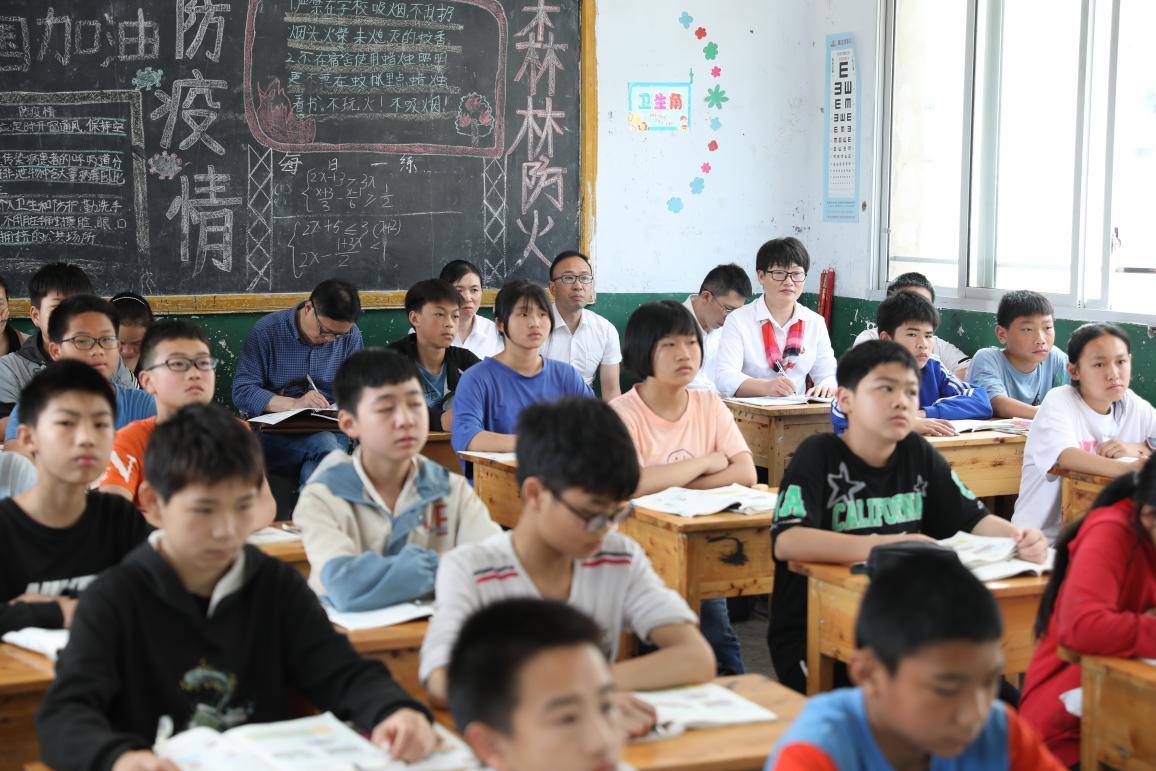 宜宾珙县珙县实验中学赴孝儿镇中学开展结对帮扶活动